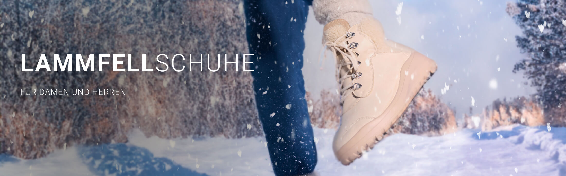 Ein Paar Lammfellschuhe im Schnee, geeignet für Damen und Herren, mit winterlicher Landschaft im Hintergrund