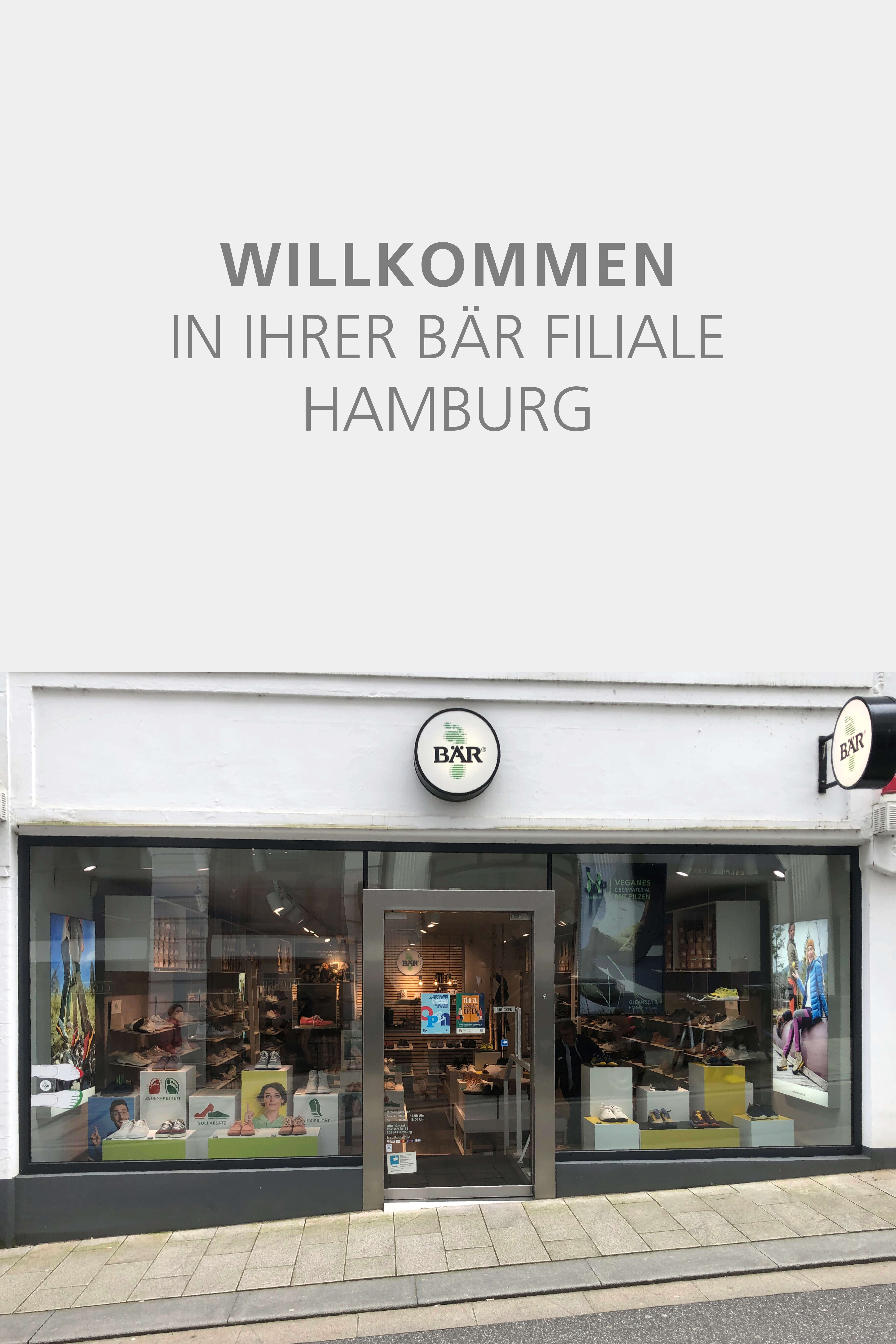 Eingang zur BÄR Shoes Filiale in Hamburg mit Schaufenster und Beschriftung 'Willkommen in Ihrer BÄR Filiale Hamburg'.