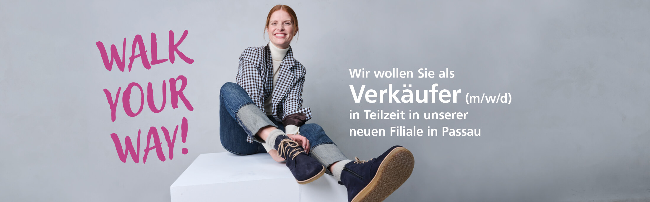 Frau sitzt lächelnd auf einem Podest neben dem Text 'Walk Your Way!' und dem Hinweis auf eine Teilzeitstelle als Verkäufer (m/w/d) in Passau