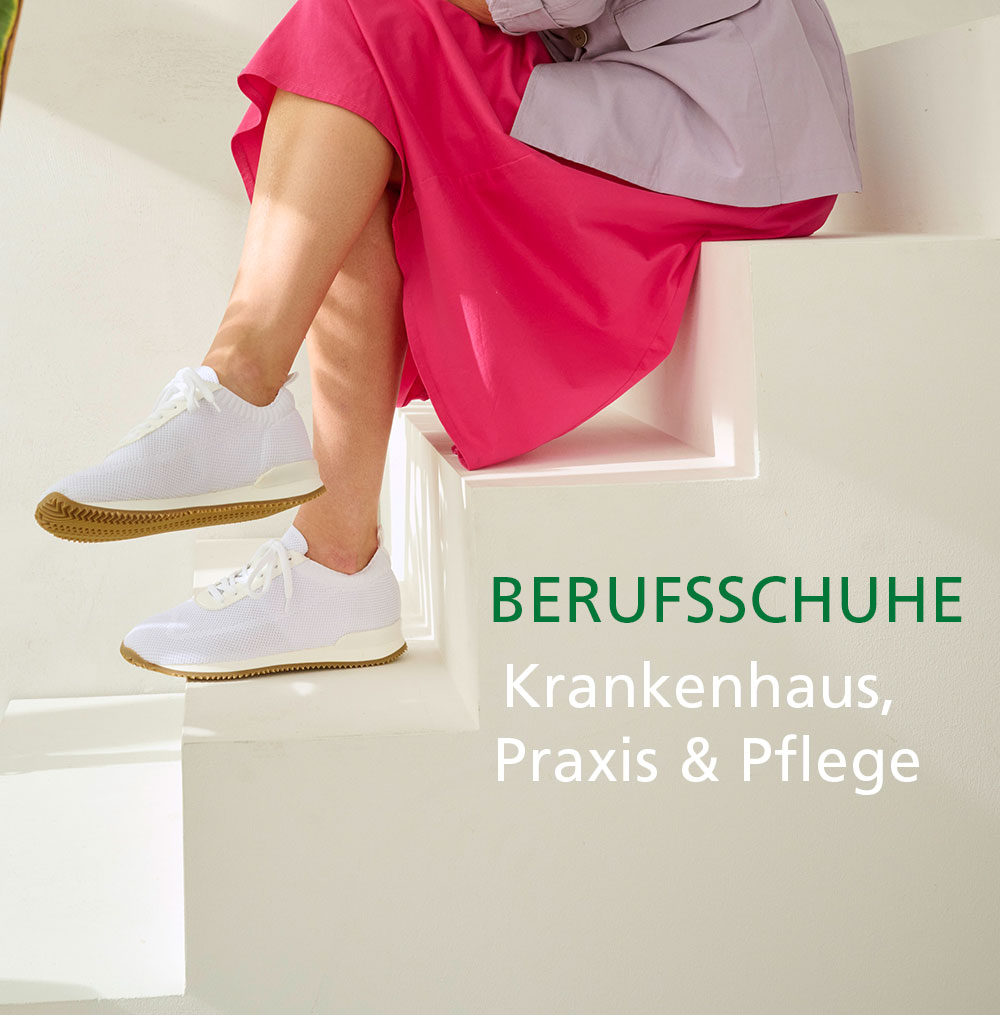 Person in weißen Sneakers sitzt auf einer weißen Treppe. Der Text 'Berufsschuhe Krankenhaus, Praxis & Pflege' ist sichtbar.