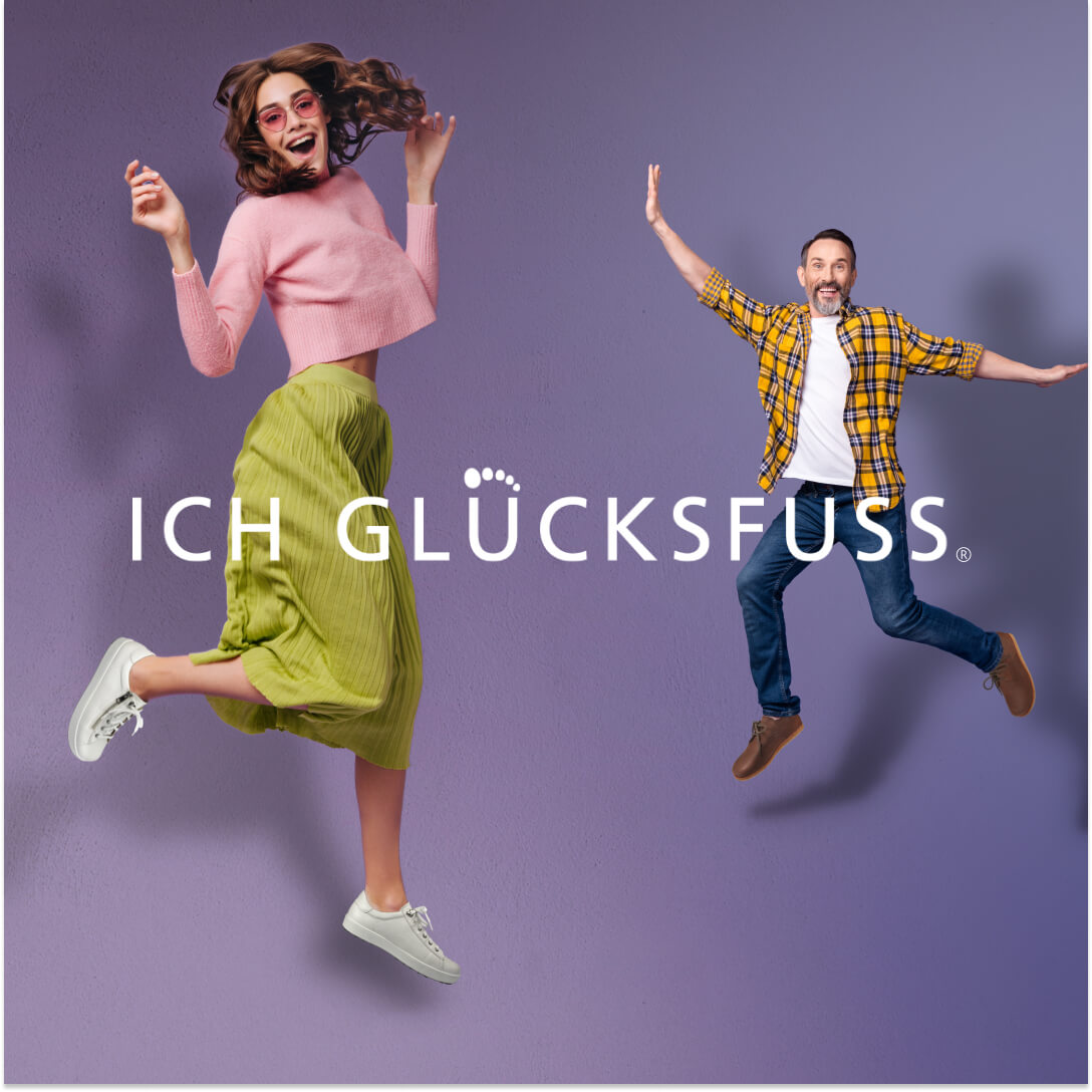 Mann und Frau springen fröhlich vor lila Hintergrund mit Ich Glücksfuss-Logo