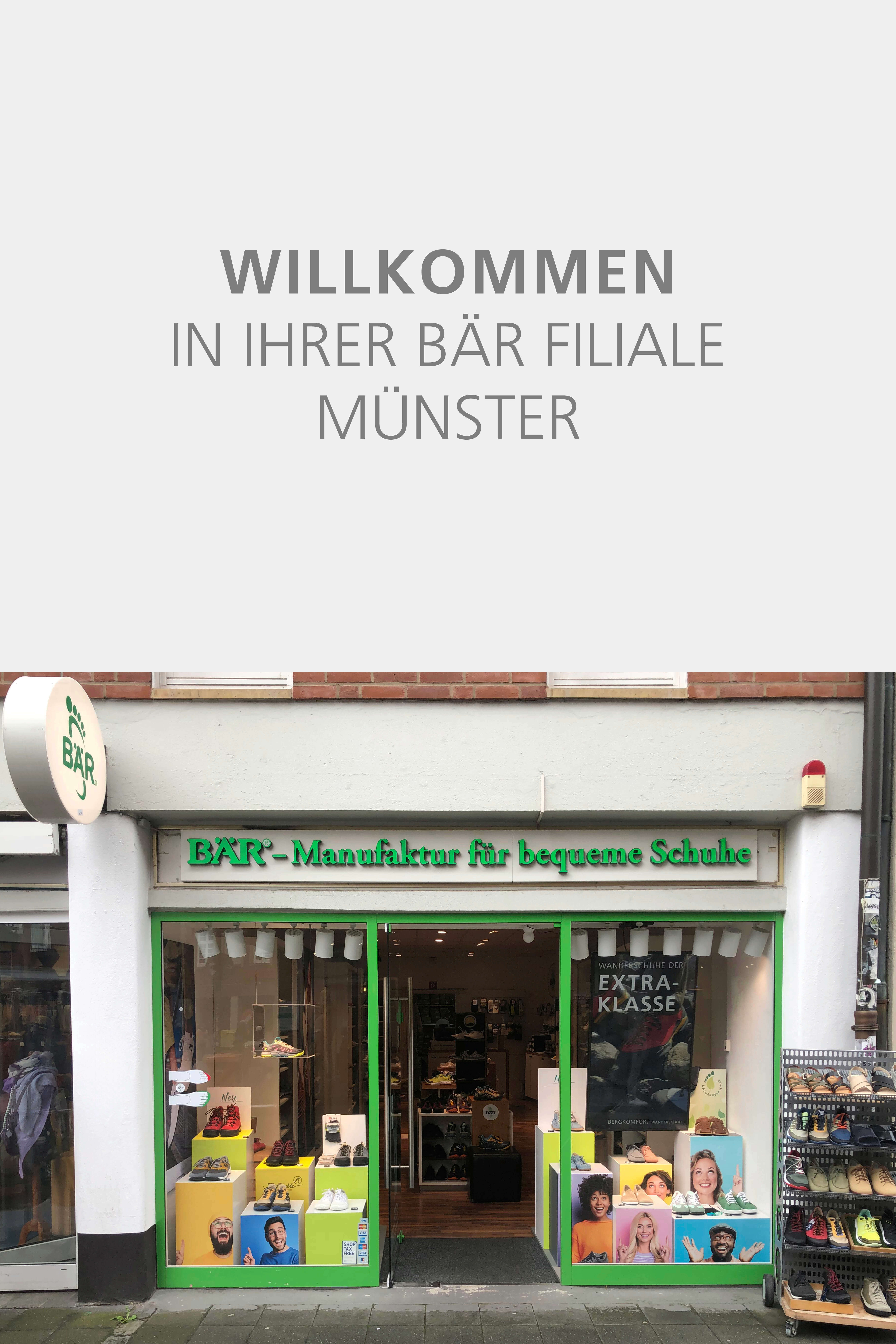 Eingang der BÄR Filiale in Münster mit Schaufensterdekoration und Schuhpräsentation