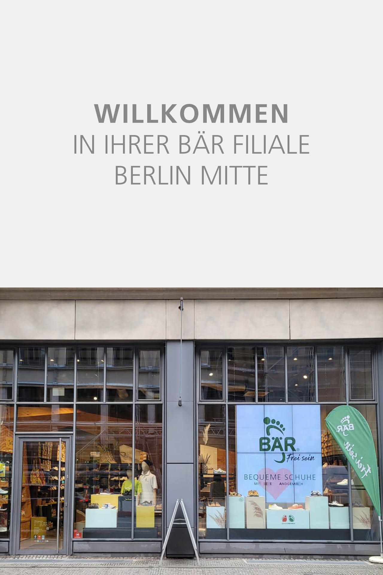 Außenansicht der BÄR Schuhfiliale in Berlin Mitte mit Schaufenster und Werbebanner.
