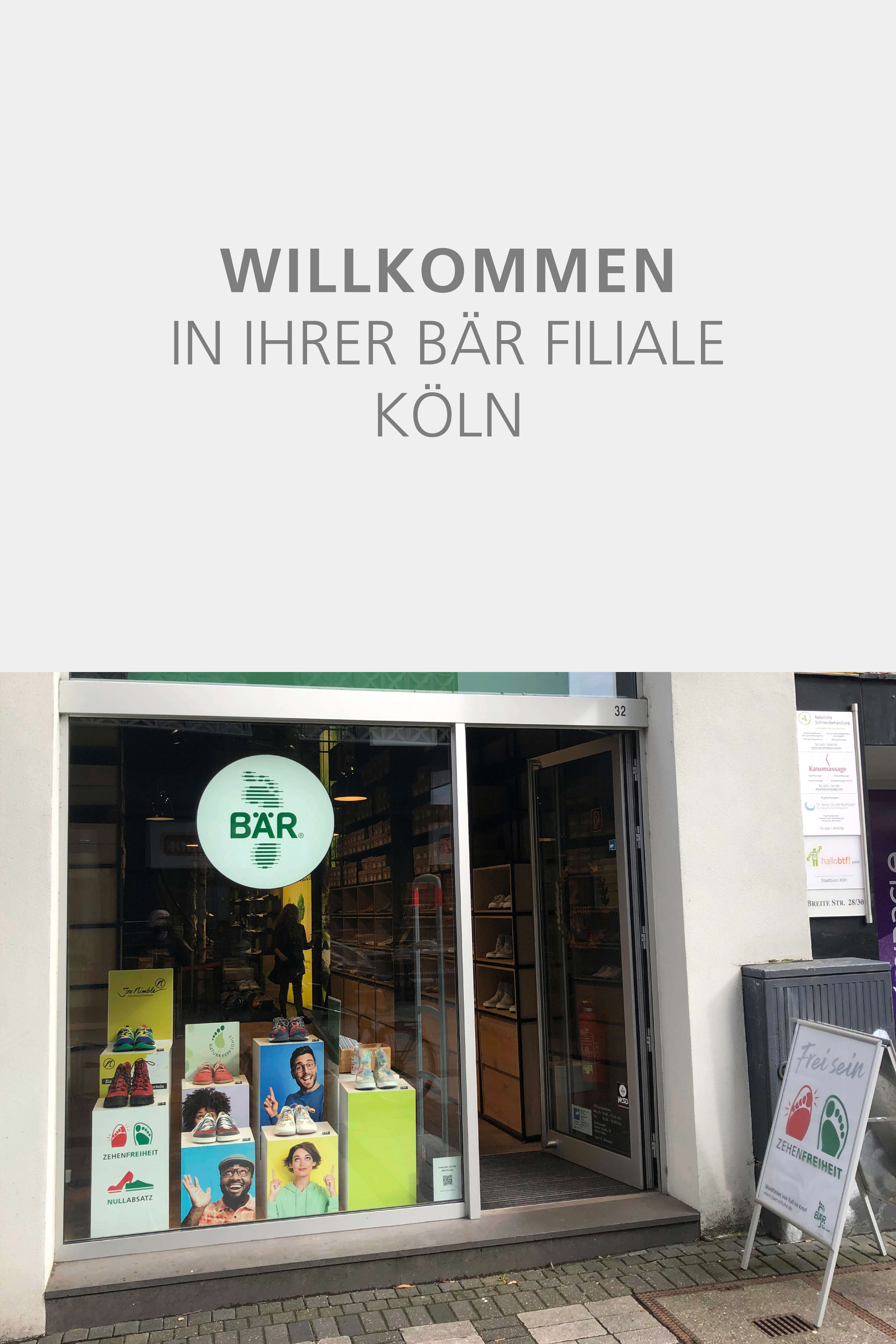 Eingang der BÄR Filiale in Köln mit Schaufensterdisplays mit Schuhen und Werbepostern