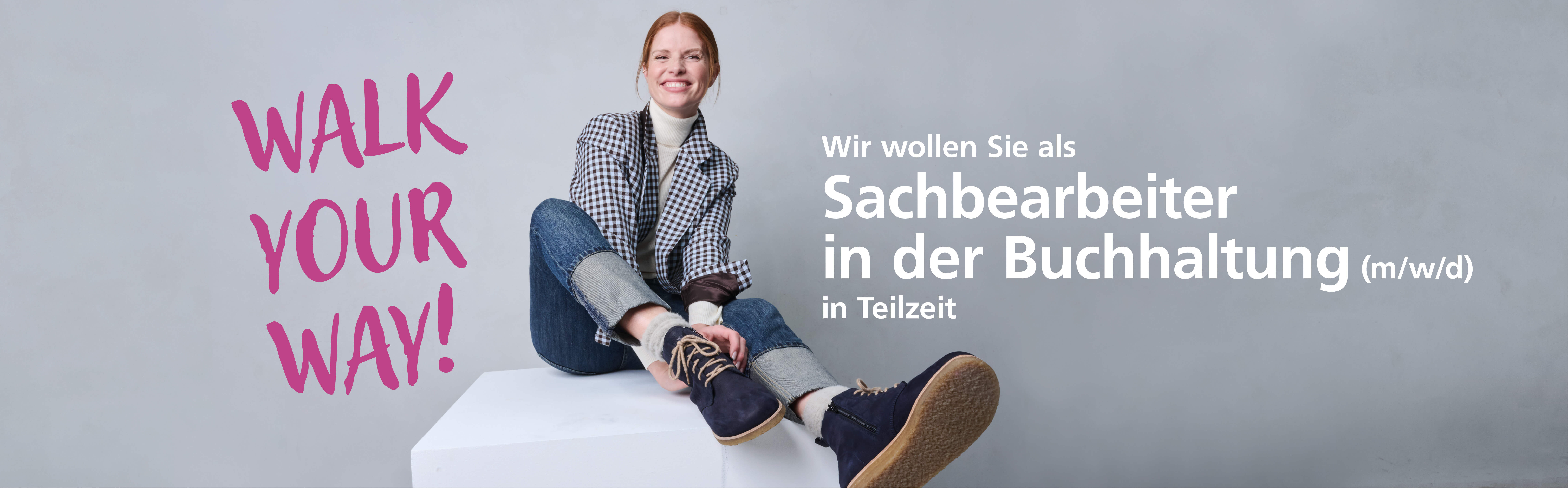 Frau in Freizeitkleidung sitzt lächelnd mit 'Walk Your Way'-Text und Stellenanzeige für Sachbearbeiter in der Buchhaltung in Teilzeit