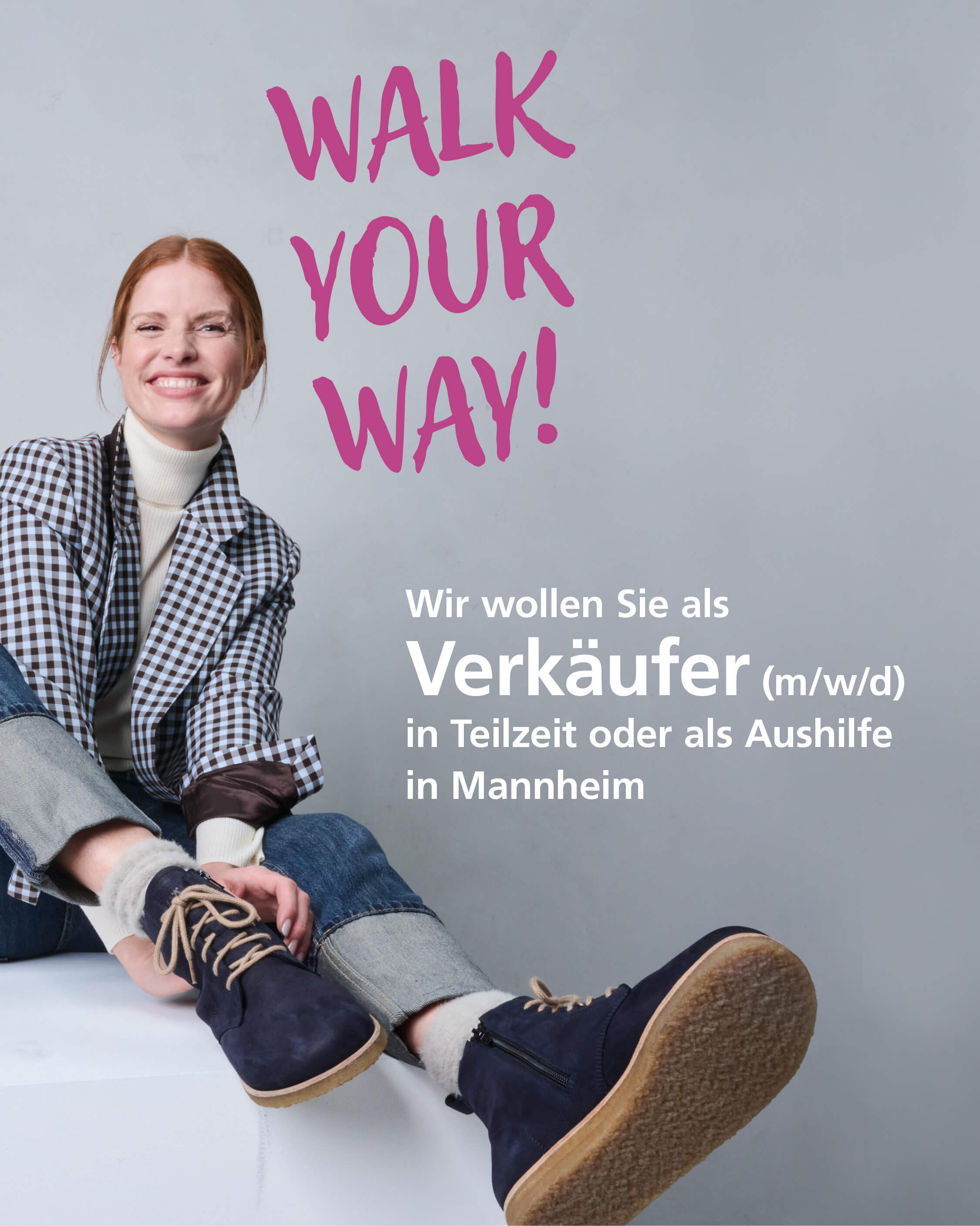 Frau in lässiger Kleidung mit Text 'Walk Your Way!' und Stellenangebot für Verkäufer (m/w/d) in Mannheim